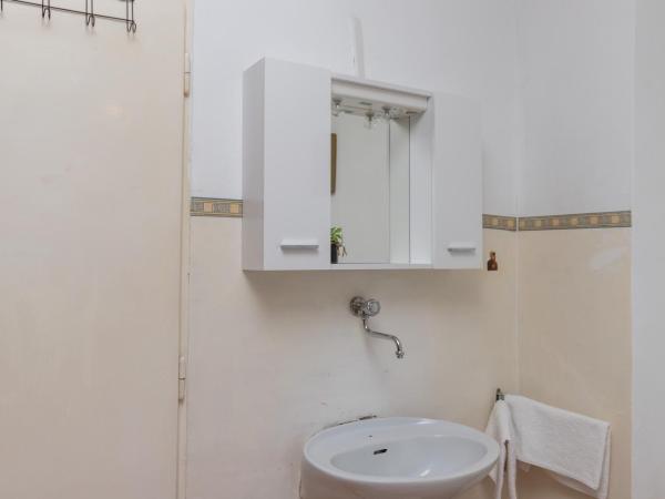 Guest House Bradas : photo 5 de la chambre chambre lits jumeaux avec salle de bains commune