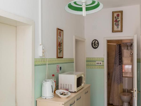 Guest House Bradas : photo 6 de la chambre chambre lits jumeaux avec salle de bains commune