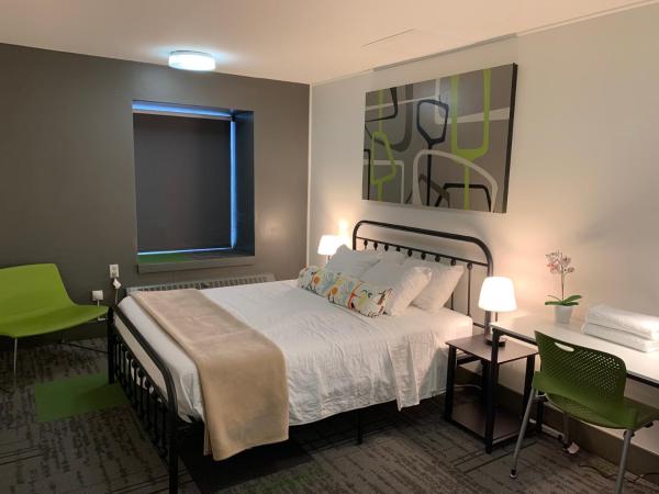 HI Calgary City Centre - Hostel : photo 2 de la chambre chambre standard lit queen-size