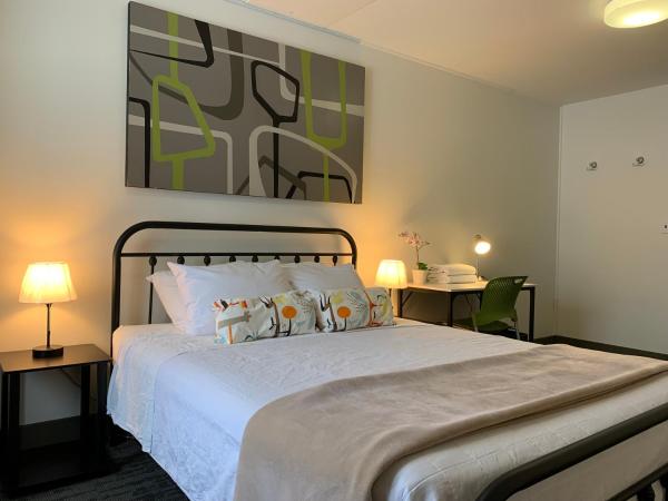 HI Calgary City Centre - Hostel : photo 1 de la chambre chambre standard lit queen-size