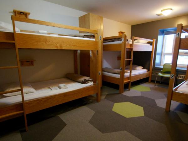 HI Calgary City Centre - Hostel : photo 2 de la chambre lit dans dortoir pour hommes de 6 lits