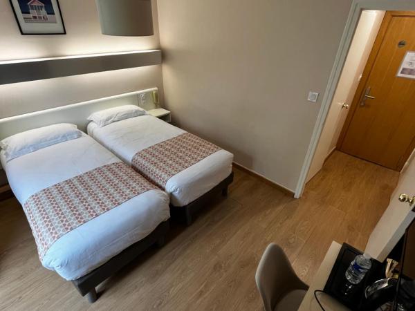 Hôtel Mondial : photo 3 de la chambre chambre lits jumeaux