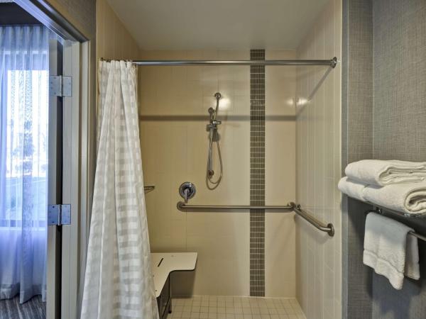 Hyatt Place Las Vegas : photo 3 de la chambre chambre lit king-size avec douche accessible en fauteuil roulant - adaptée aux personnes à mobilité réduite