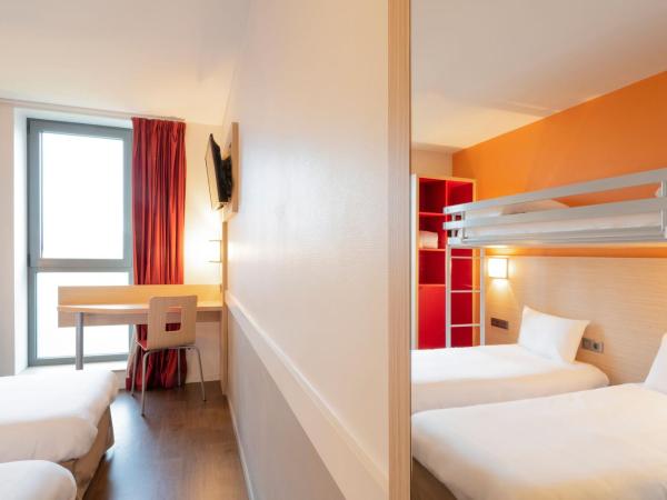 Premiere Classe Le Havre Centre-LES DOCKS : photo 1 de la chambre chambre triple avec 3 lits simples 