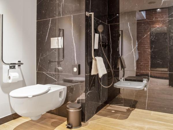 Golden Tulip Warszawa Centrum : photo 9 de la chambre chambre supérieure avec 1 lit queen-size