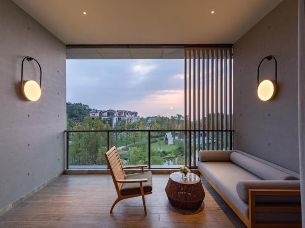 Melia Chongqing : photo 3 de la chambre the level suite with lake view