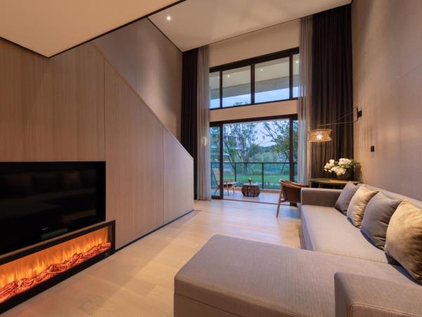 Melia Chongqing : photo 1 de la chambre the level duplex room with lake view