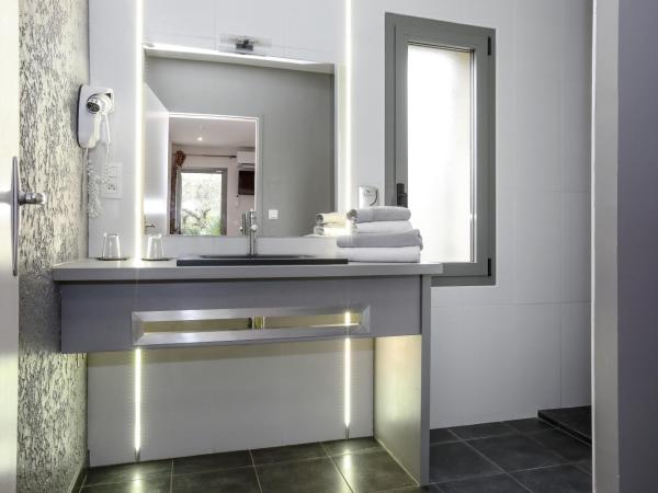 Hotel Le Mas de Castel - Piscine chauffee : photo 2 de la chambre chambre double supérieure avec terrasse