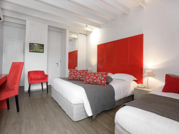 Hotel Le Mas de Castel - Piscine chauffee : photo 6 de la chambre chambre triple supérieure avec terrasse