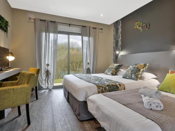 Hotel Le Mas de Castel - Piscine chauffee : photo 4 de la chambre chambre triple premium avec terrasse privée