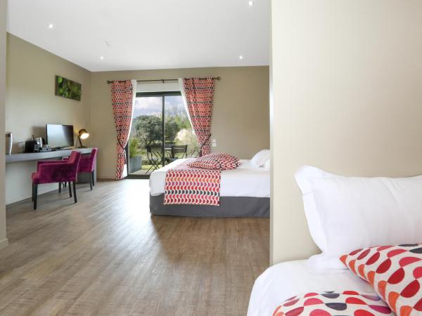 Hotel Le Mas de Castel - Piscine chauffee : photo 4 de la chambre chambre familiale avec terrasse