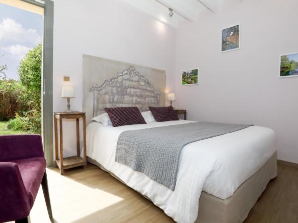 Hotel Le Mas de Castel - Piscine chauffee : photo 5 de la chambre chambre familiale avec terrasse