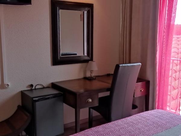 Hotel Hélios : photo 4 de la chambre chambre double Économique - piscine chauffée et parking gratuit