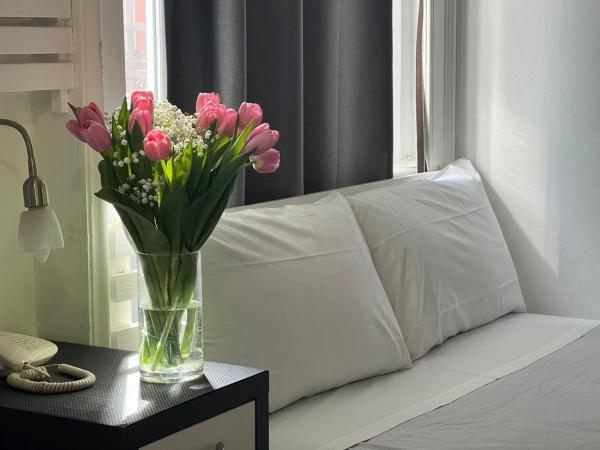 Hotel RossoVino Milano : photo 4 de la chambre chambre triple avec salle de bains privative