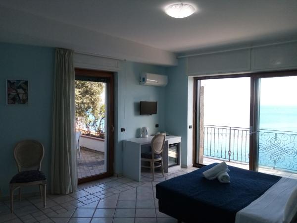 L'Incanto Suites Ischia : photo 1 de la chambre chambre double deluxe avec balcon - vue sur mer