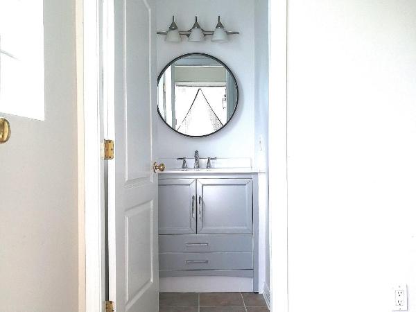 Marpole Guest House : photo 7 de la chambre chambre lit queen-size avec salle de bains commune