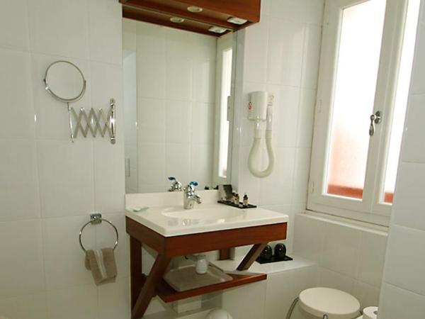 Hotel Les Almadies - Coeur de Ville : photo 3 de la chambre chambre double avec douche