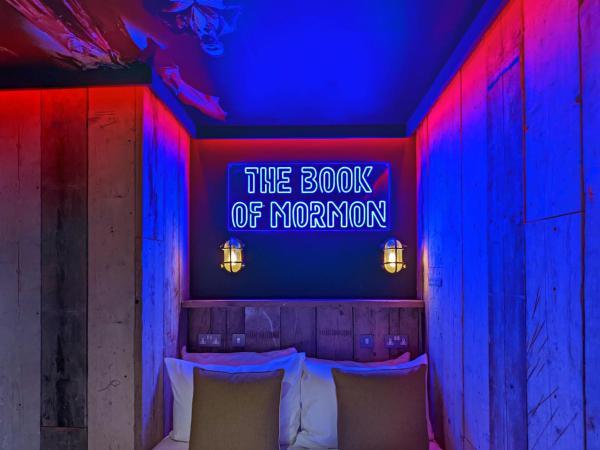 Briggate Hotel : photo 5 de la chambre book of mormon - double bedroom with city view