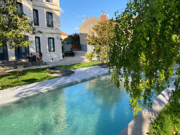 Historic manor, medieval town 10 minutes walk, private parking, garden : photo 5 de la chambre chambre double classique