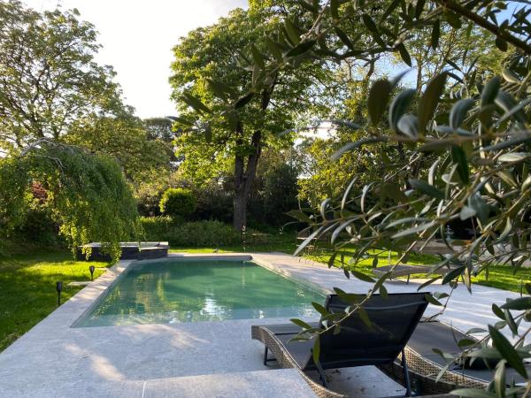 Historic manor, medieval town 10 minutes walk, private parking, garden : photo 9 de la chambre chambre double classique