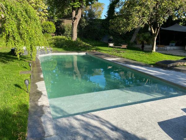 Historic manor, medieval town 10 minutes walk, private parking, garden : photo 10 de la chambre chambre double classique