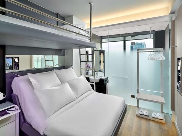 YOTEL Singapore Orchard Road : photo 1 de la chambre hébergement triple premium