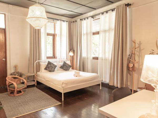 A Day Villa Chiangmai : photo 3 de la chambre chambre lit queen-size - vue sur piscine