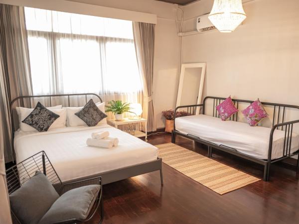 A Day Villa Chiangmai : photo 1 de la chambre chambre triple avec balcon