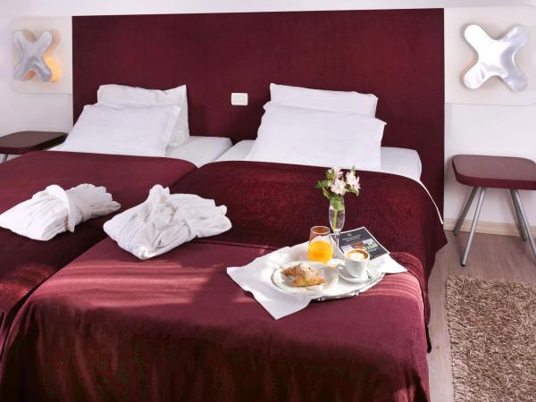 VELANERA Hotel & Restaurant : photo 2 de la chambre chambre double ou lits jumeaux deluxe - vue sur piscine