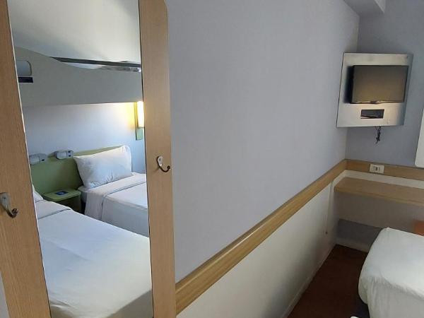 ibis budget Rio de Janeiro Nova America : photo 8 de la chambre standard twin apartment with a bunk bed