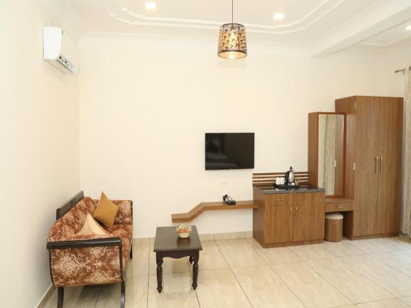 Red Tullip MD Valley Resort and Spa : photo 7 de la chambre courtyard pool view room with private balcony