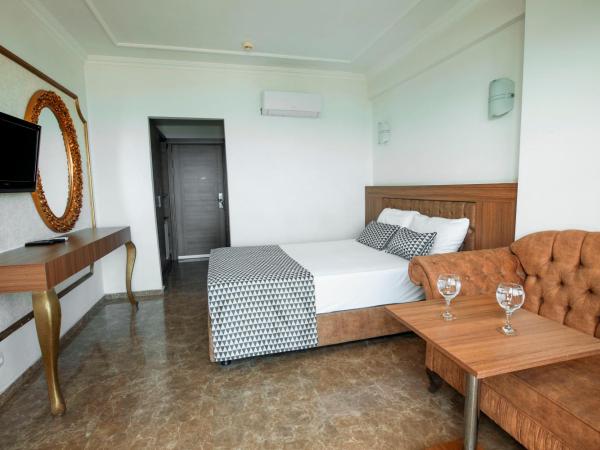 Kristal Beach Hotel : photo 9 de la chambre chambre double ou lits jumeaux - vue latérale sur mer