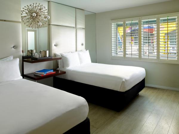 Hotel Ziggy Los Angeles : photo 1 de la chambre hébergement 2 lits doubles avec accès direct à la piscine