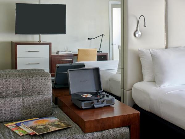 Hotel Ziggy Los Angeles : photo 2 de la chambre hébergement lit queen-size