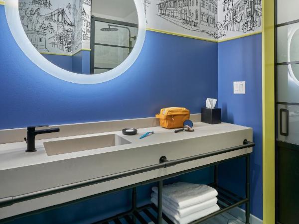 Caption By Hyatt Beale Street Memphis : photo 9 de la chambre chambre lit king-size avec baignoire accessible aux personnes à mobilité réduite