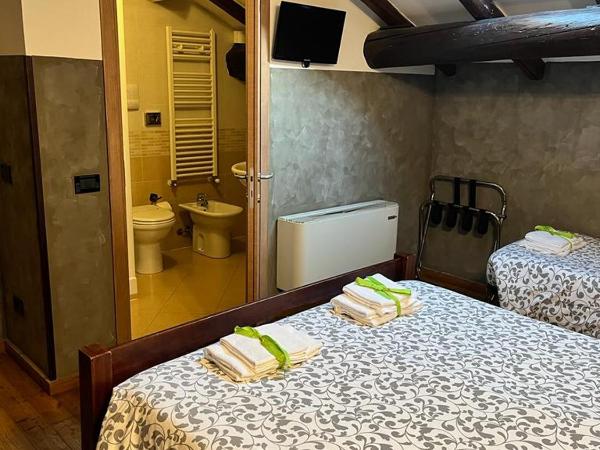 BORGHETTO AIRPORT/HOSPITAL : photo 5 de la chambre chambre triple avec salle de bains privative