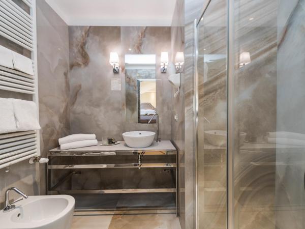 Hotel Paganelli : photo 4 de la chambre chambre triple de charme - vue sur rue