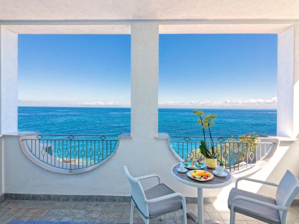 Hotel La Madonnina : photo 2 de la chambre chambre double ou lits jumeaux classique - vue sur mer