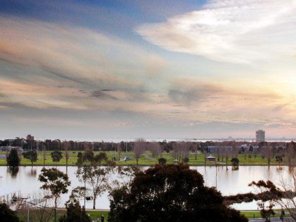 Mercure Melbourne Albert Park : photo 3 de la chambre chambre lit king-size standard - vue sur lac