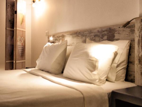 Villa Galaxy Santorini : photo 9 de la chambre suite supérieure avec bain à remous extérieur