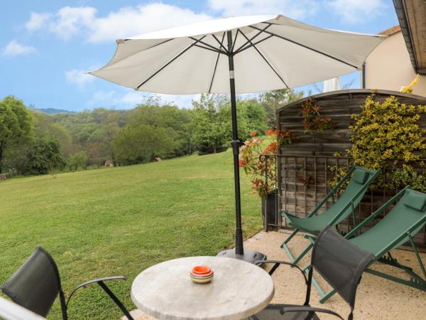 Hotel Le Mas de Castel - Piscine chauffee : photo 5 de la chambre chambre triple premium avec terrasse privée