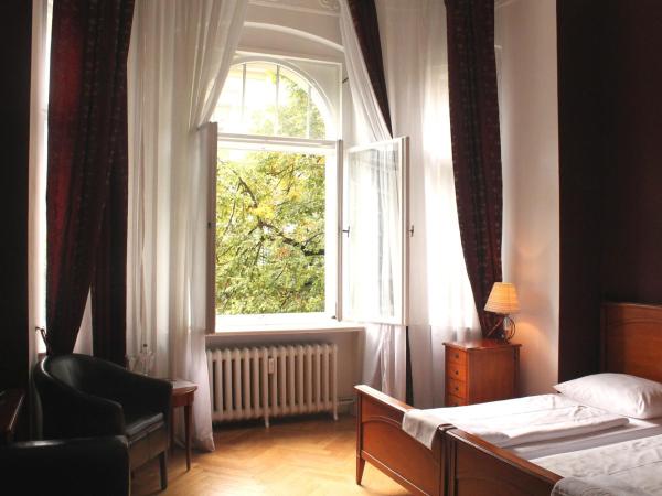 Hotel-Maison Am Olivaer Platz : photo 3 de la chambre chambre triple