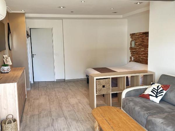 Hôtel Beau Soleil : photo 1 de la chambre chambre lit king-size - vue sur piscine