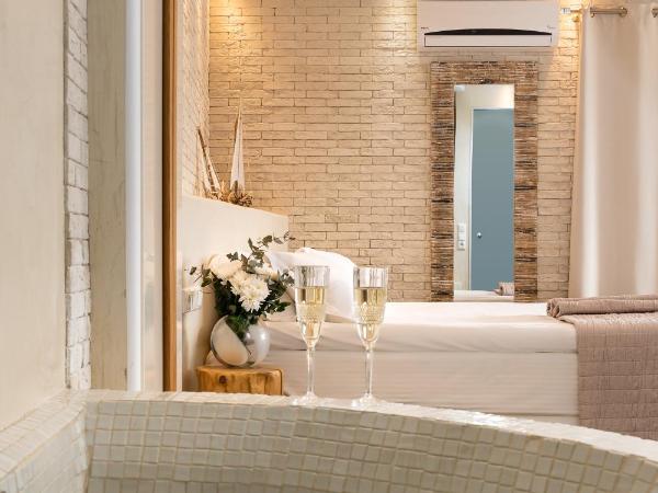 Polis of Naxos Boutique Hotel : photo 8 de la chambre suite principale avec bain à remous extérieur