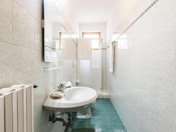 Hotel Guerrini : photo 2 de la chambre chambre quadruple avec salle de bains privative