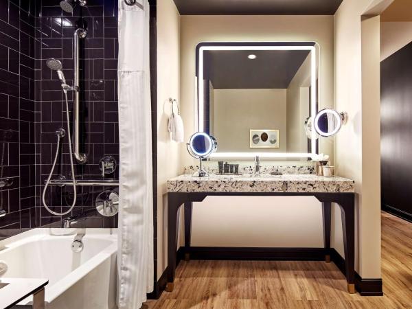 Hyatt Centric Sacramento Downtown : photo 4 de la chambre chambre lit king-size avec baignoire accessible aux personnes à mobilité réduite