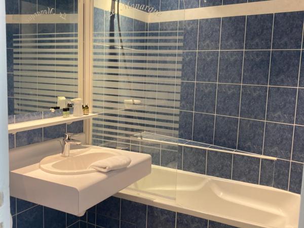 Logis Hôtel Restaurant LE MONARQUE : photo 3 de la chambre chambre triple avec salle de bains privative