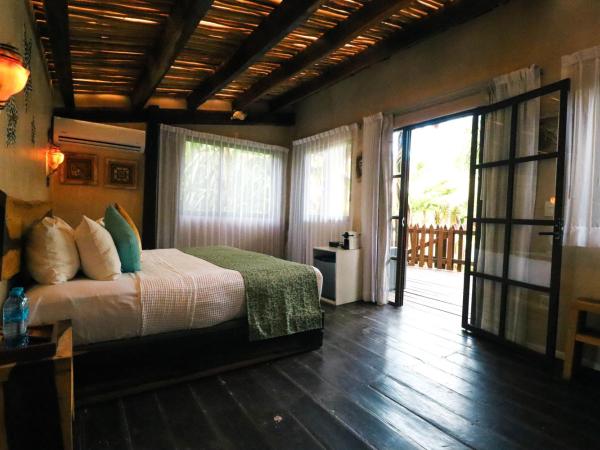 Villa Las Estrellas Tulum - located at the party zone : photo 1 de la chambre suite - vue sur piscine 
