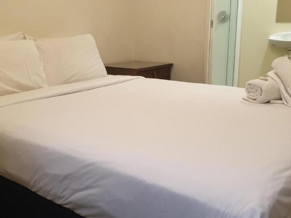 Fort Street Accommodation : photo 3 de la chambre hébergement lit queen-size avec salle de bains privative - sans fenêtre