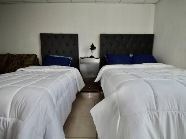 Room in Guest room - Habitacion Tipo Hotel En Obispado : photo 3 de la chambre chambre triple